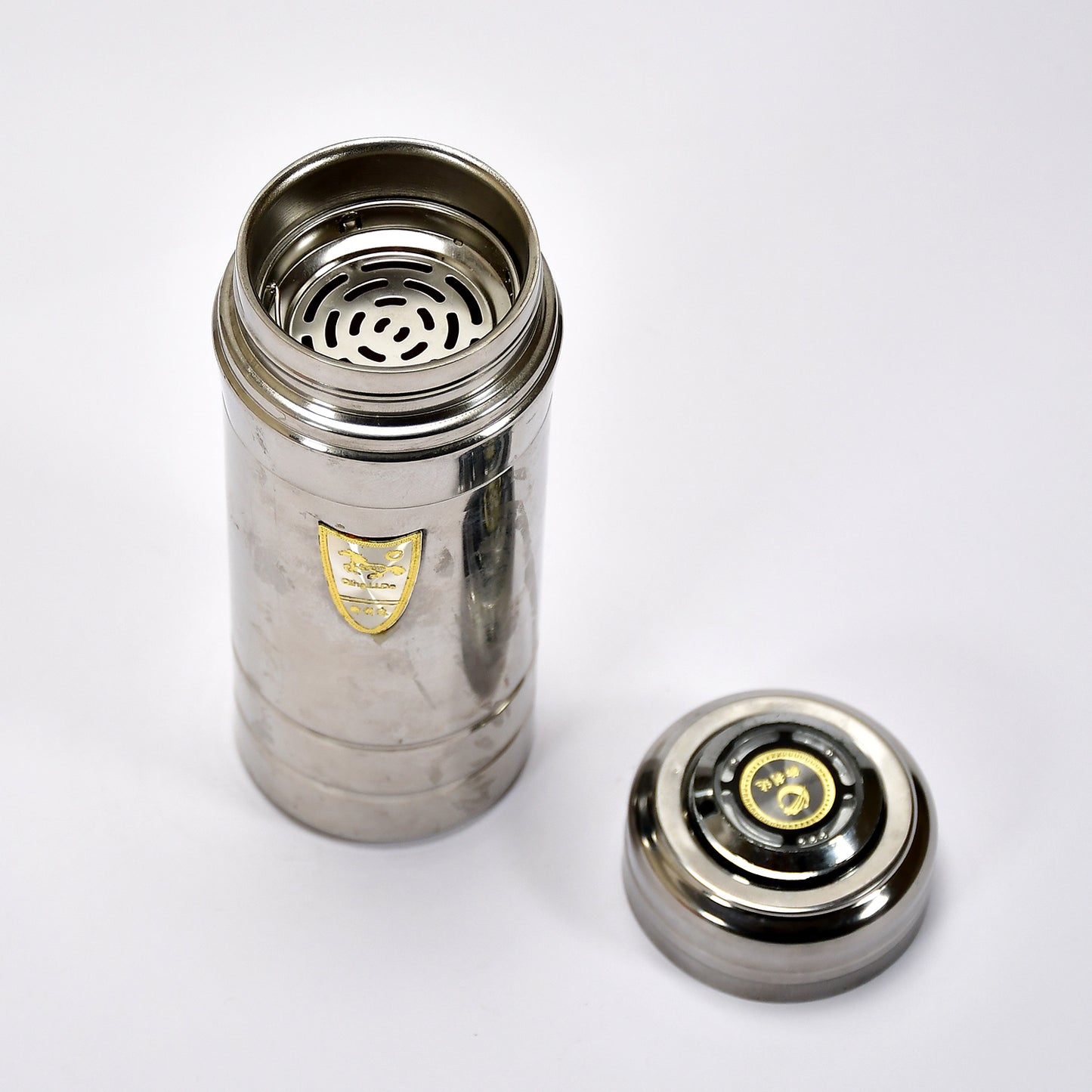 Wukusy 6754 stainless steel Hydra vacuum insulated water bottle with leak-proof cap and sleek design.