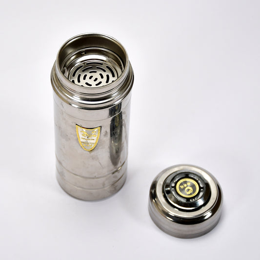 Wukusy 6754 stainless steel Hydra vacuum insulated water bottle with leak-proof cap and sleek design.