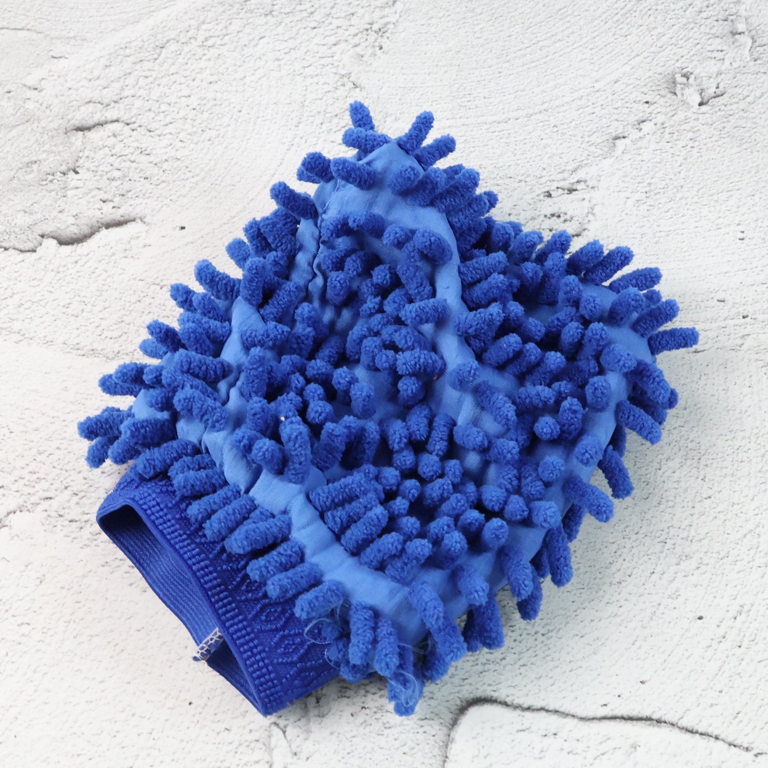 Wukusy microfiber wash mitt, a versatile cleaning glove with soft microfiber material for car and household cleaning tasks