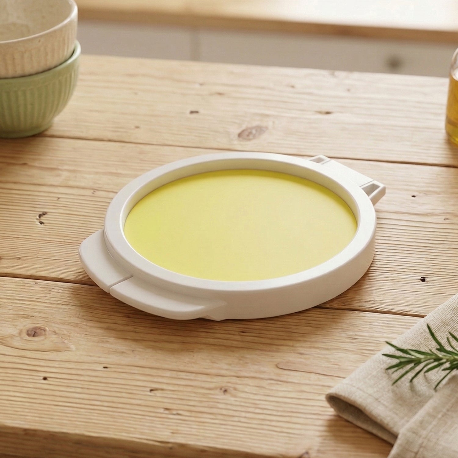 Wukusy round food saver storage container with lid, 18x15 cm, made of clear plastic for storing leftovers and snacks.