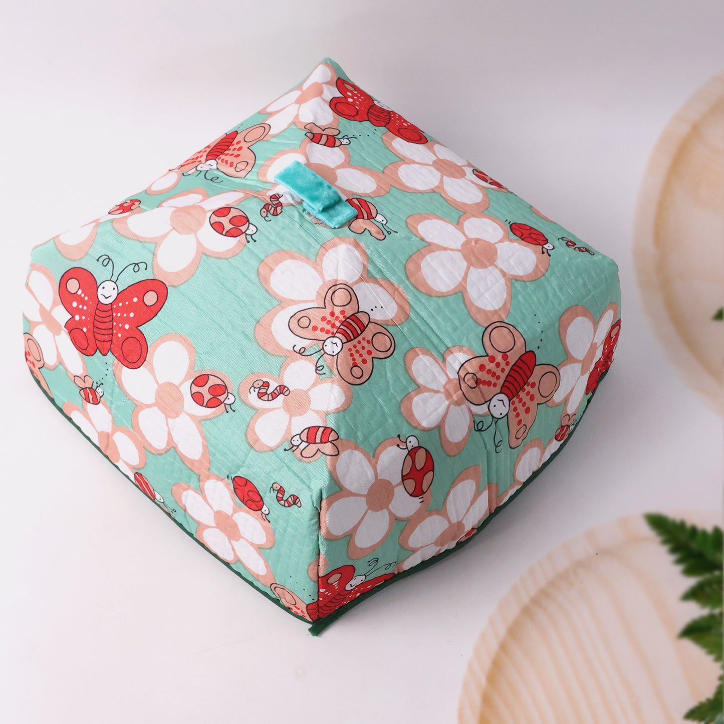Foldable Wukusy food cover, 20x20 cm, protecting dishes from insects and dust, with a lightweight, collapsible design.