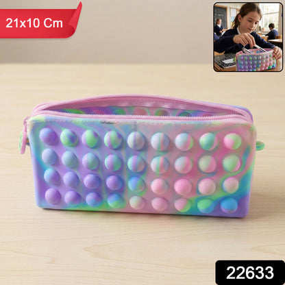 Multicolor Pop It silicone pencil pouch for kids, Wukusy brand, 21x10 cm, featuring vibrant pop it bubbles and a compact design.