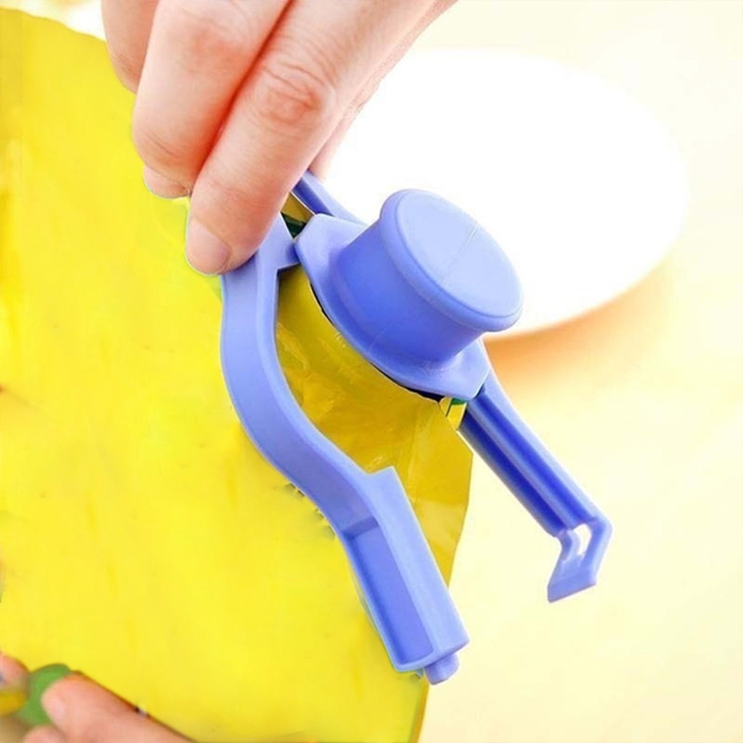 Wukusy 2499 food bag clip seal for kitchen storage, featuring a metal clip for sealing and pouring food bags.
