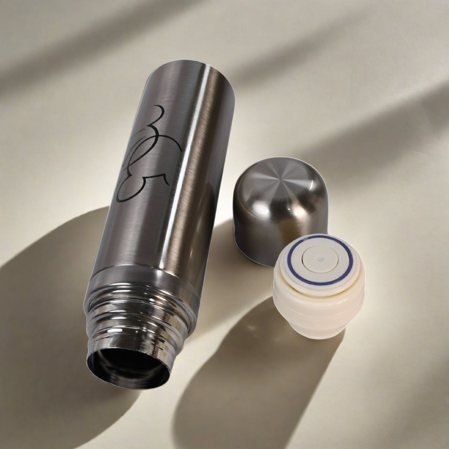 Wukusy 6453 stainless steel vacuum water bottle, 500ml capacity with a sleek design and secure lid for hot and cold beverages.