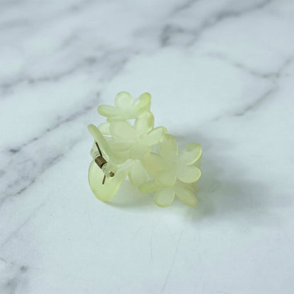 Wukusy luxury leaf design pearl hair claw clip for women, featuring elegant leaf pattern and pearl accents.