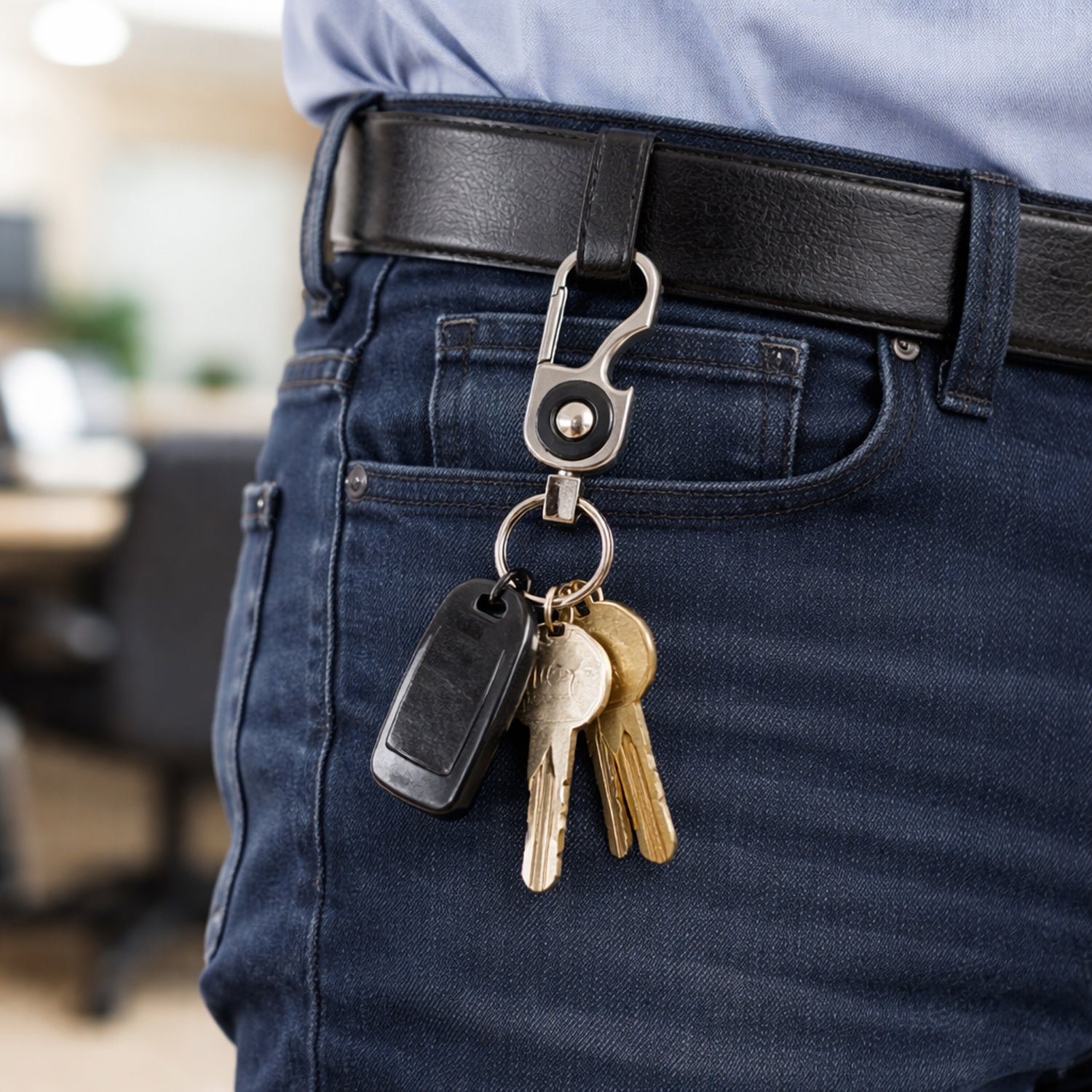 Heavy-duty metal key holder clip by Wukusy, designed for securely organizing keys on a durable keychain.