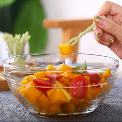 Set of 50 Wukusy plastic fruit forks and dessert mini forks for cake and fruit, lightweight and disposable for parties and events.