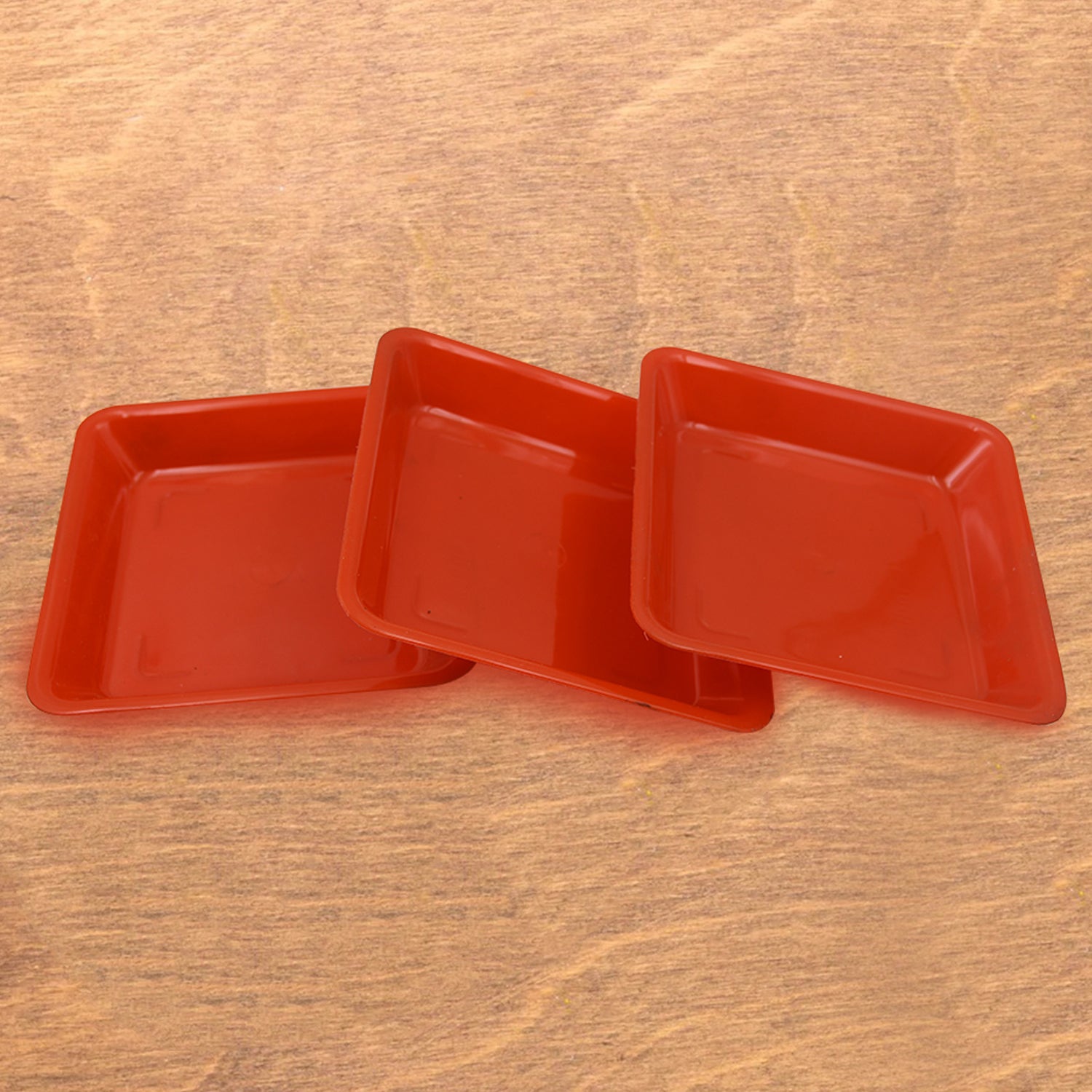 Set of three Wukusy square plastic dinner plates with raised edges, ideal for snacks, breakfast, and serving trays in home and restaurant settings.