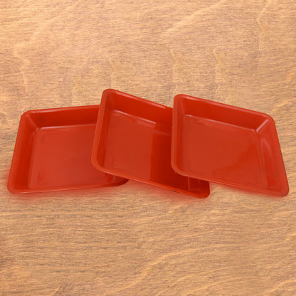 Set of three Wukusy square plastic dinner plates with raised edges, ideal for snacks, breakfast, and serving trays in home and restaurant settings.