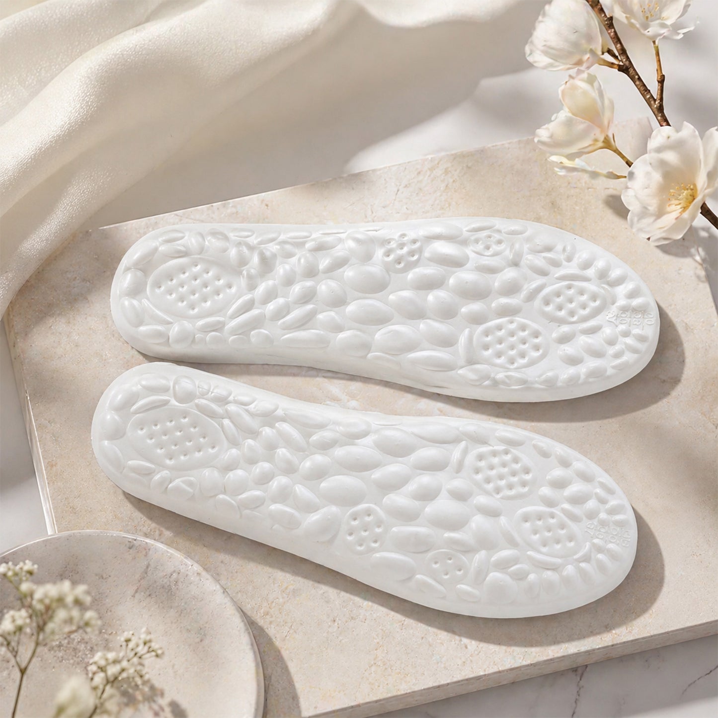 Pair of Wukusy premium cushion support insoles for shoes, size 42 to 45, demonstrating comfortable insole cushioning.