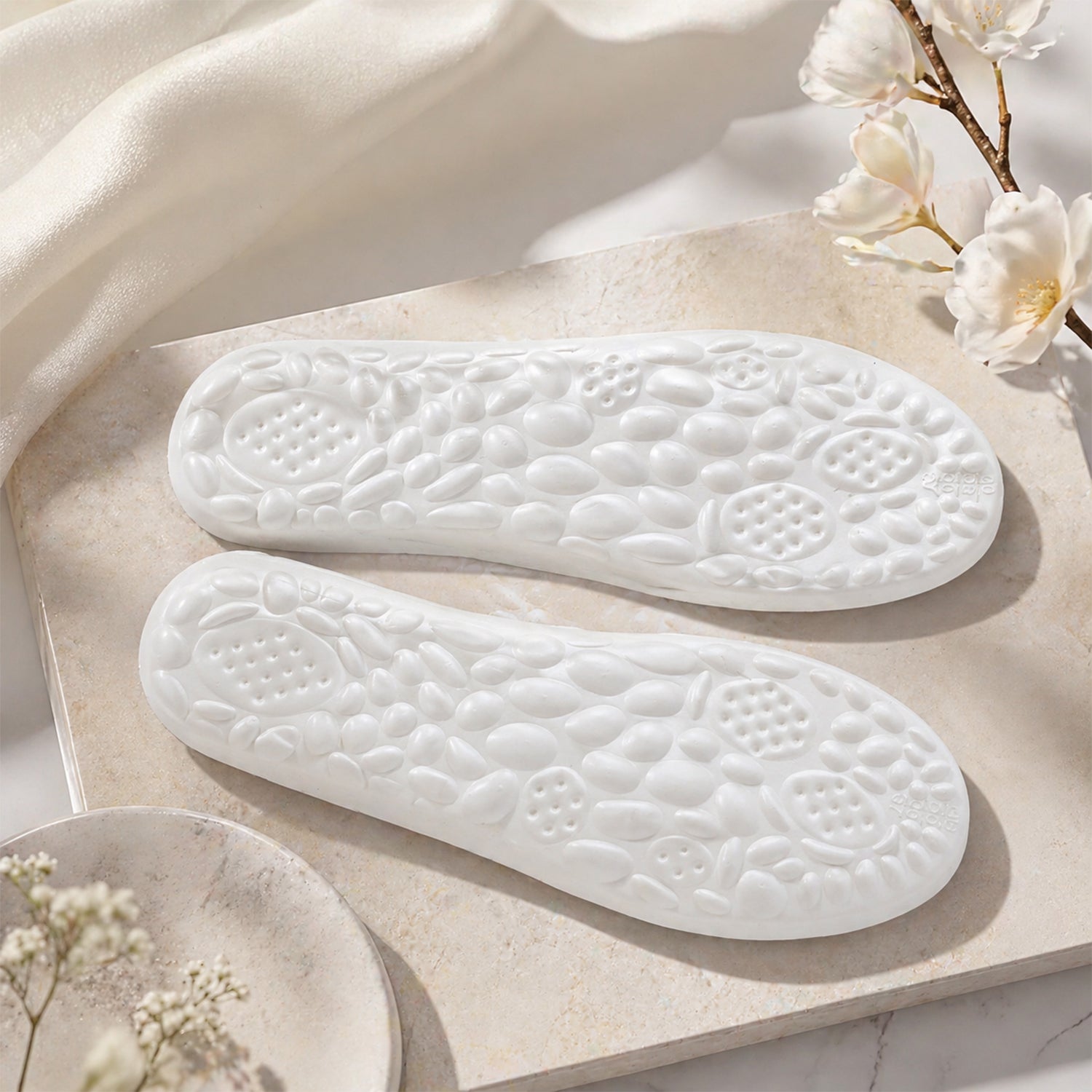 Pair of Wukusy premium cushion support insoles for shoes, size 42 to 45, demonstrating comfortable insole cushioning.