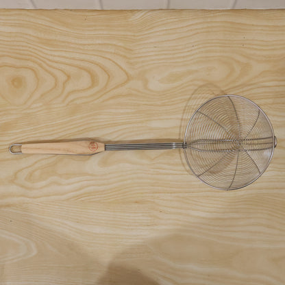 Wukusy stainless steel frying skimmer strainer with wooden handle, 45 cm, ideal for draining fried foods from hot oil