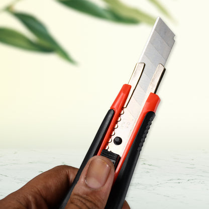 Wukusy heavy duty 18mm cutter knife set with rubber handle and extra blades, suitable for office and home use.