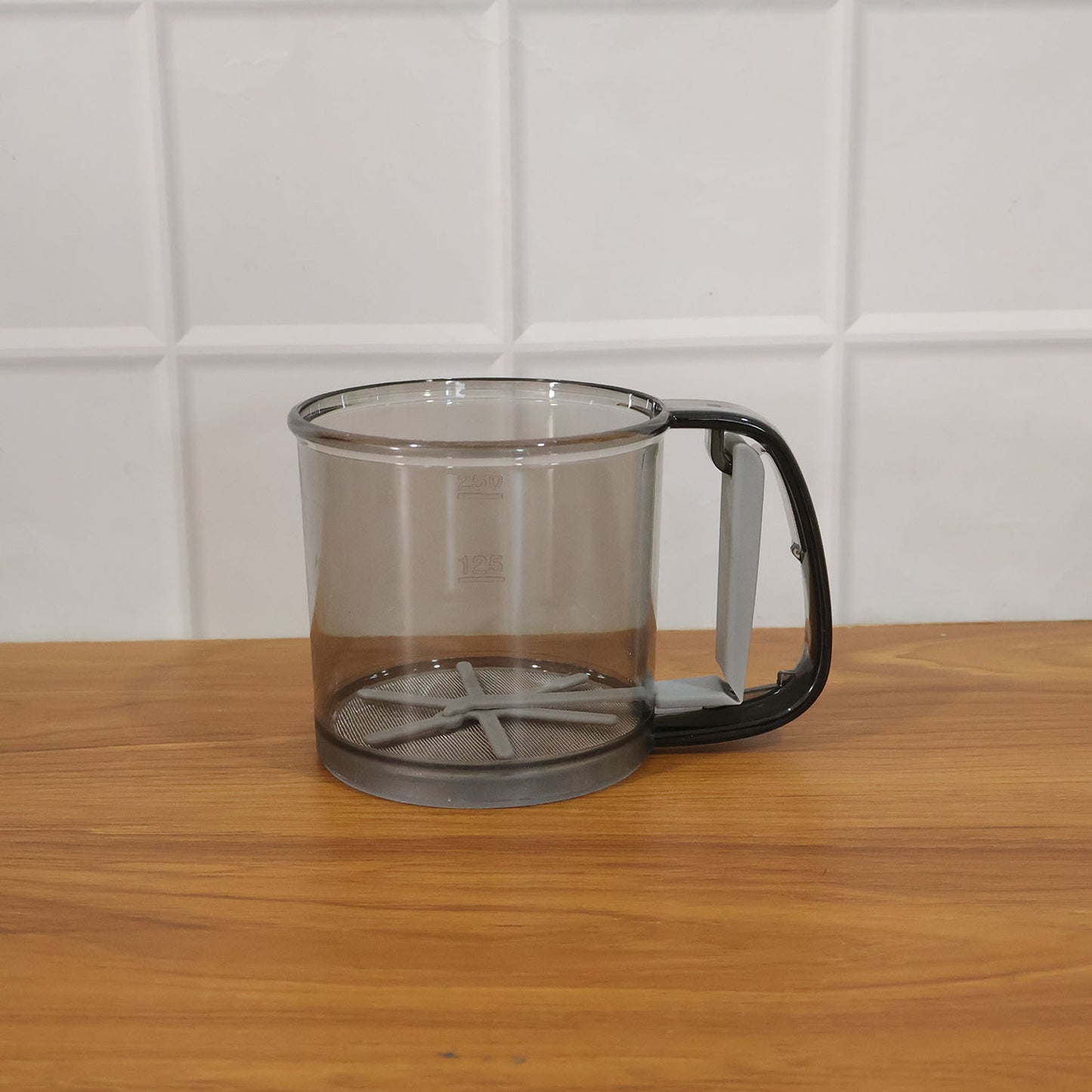 Wukusy plastic flour sieve cup with handle and fine mesh filter for kitchen baking, used for sifting flour smoothly