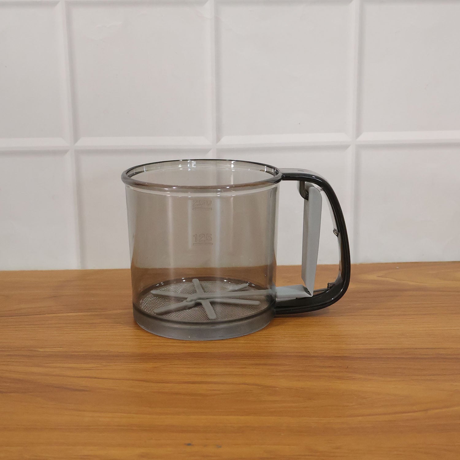 Wukusy plastic flour sieve cup with handle and fine mesh filter for kitchen baking, used for sifting flour smoothly
