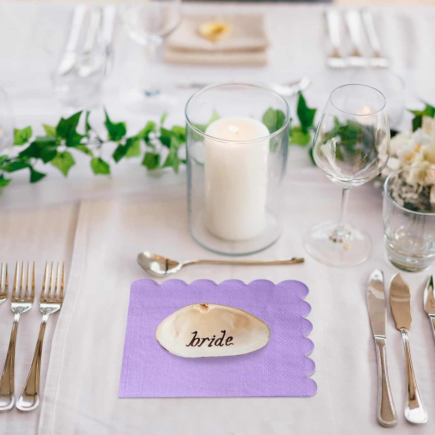 Lilac scalloped disposable paper napkins from Wukusy, 23x23 cm, set of 120, ideal for home and kitchen use.