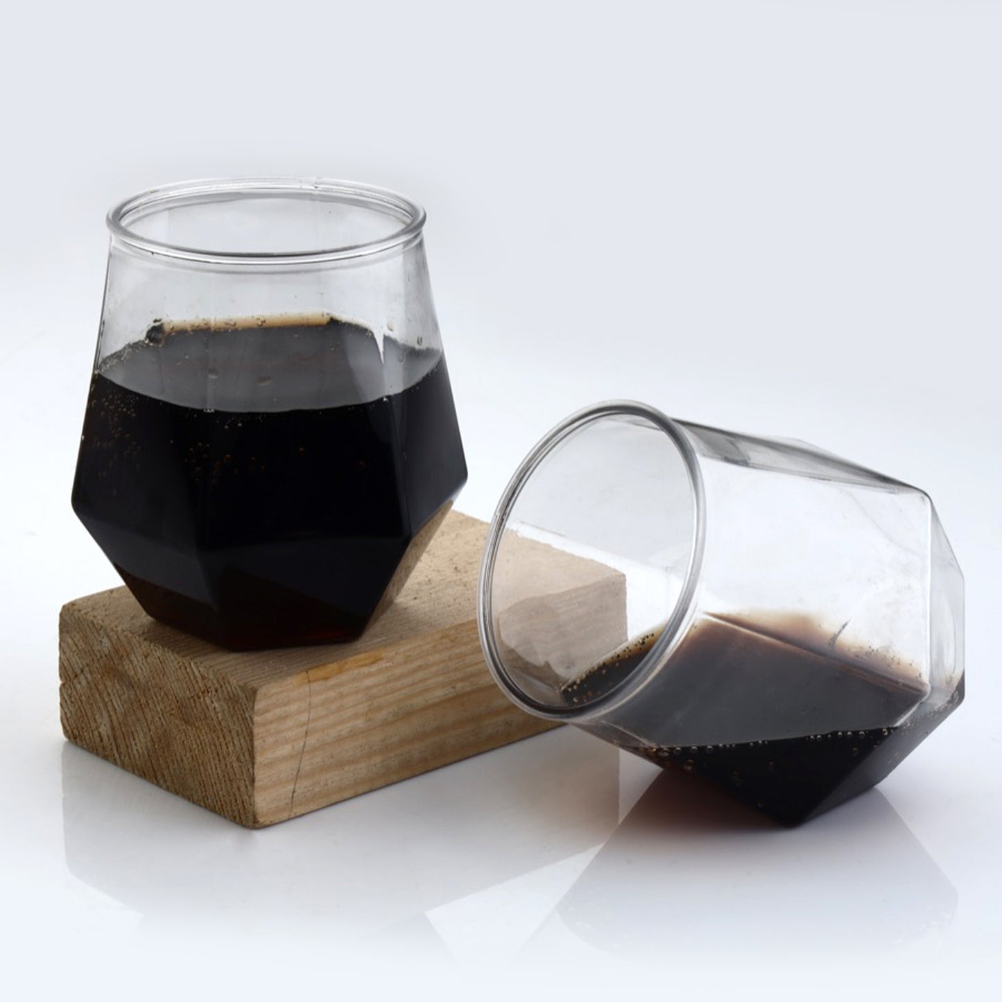 Wukusy 5328 premium transparent pilsner glasses made of crystal plastic, ideal for beer, juice, mocktails, with enhanced aroma and flavor.