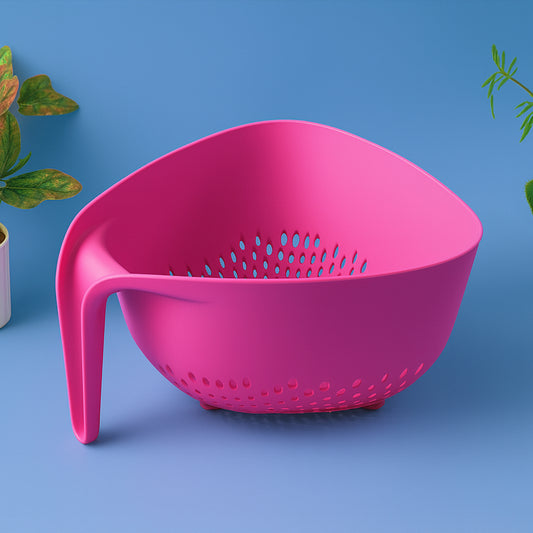 Wukusy Supermom premium triangular kitchen colander with handles, made of durable mesh for rinsing fruits, vegetables, and pasta.