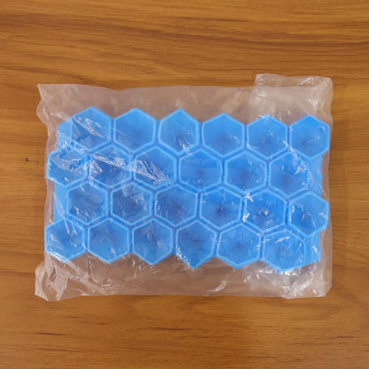 Flexible silicone diamond ice cube tray by Wukusy with clear diamond-shaped ice cubes ready to freeze