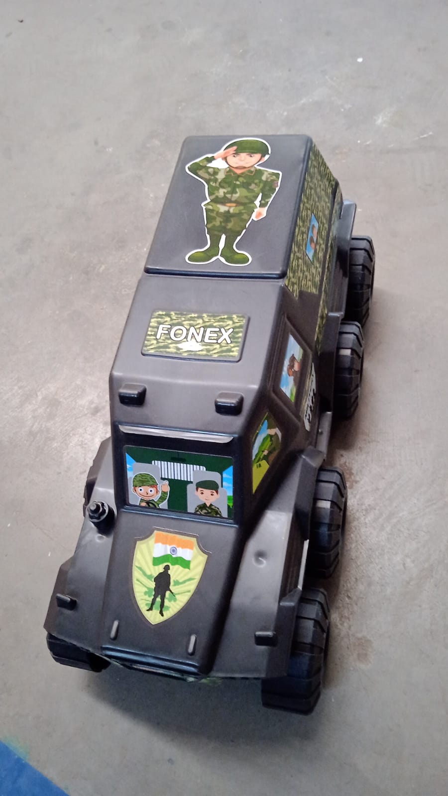 Wukusy big military 8-wheel plastic toy car with detailed military design and sturdy wheels, suitable for children’s play.