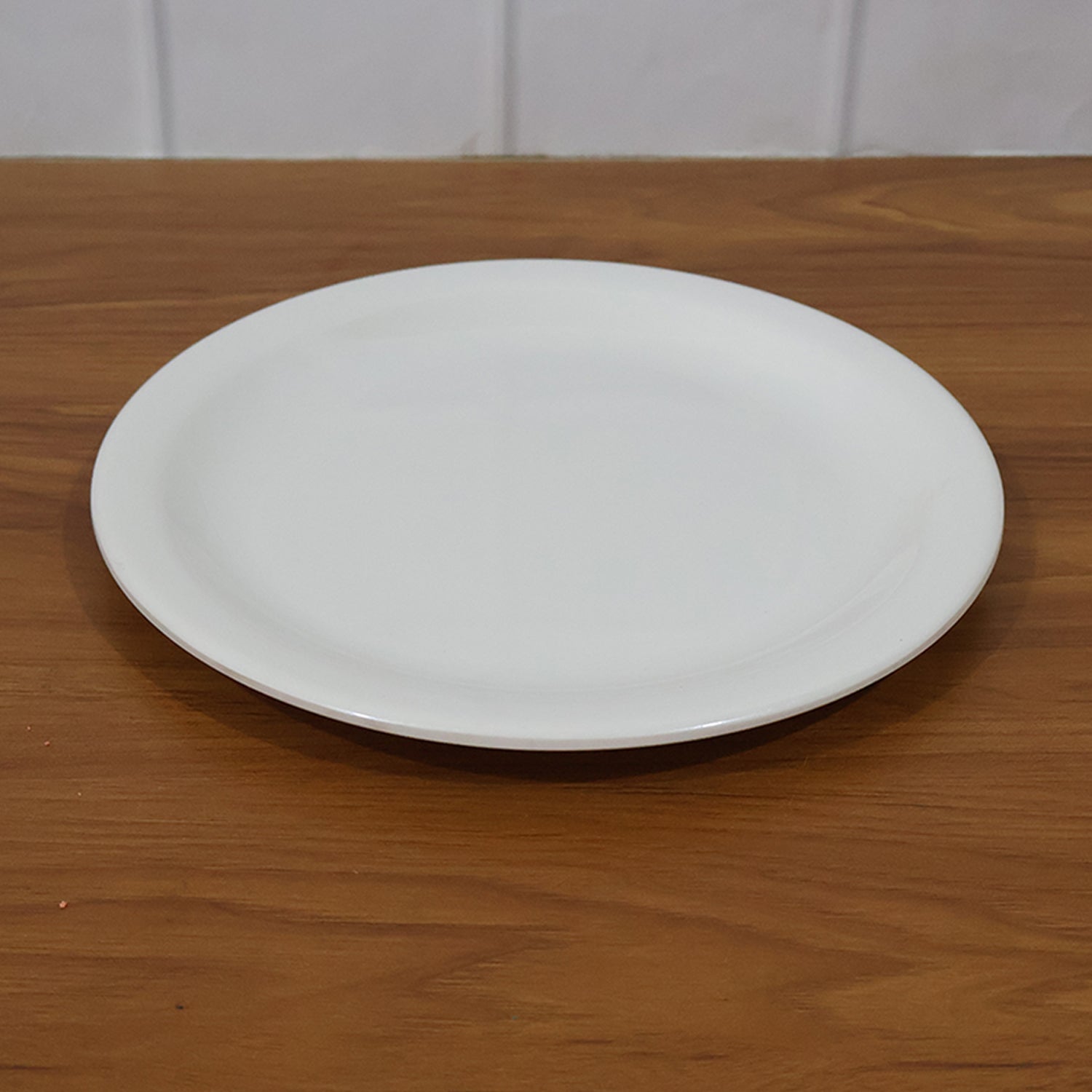 Wukusy plastic round dinner serving plate, 23 cm, placed on a table with food, suitable for home and kitchen use.