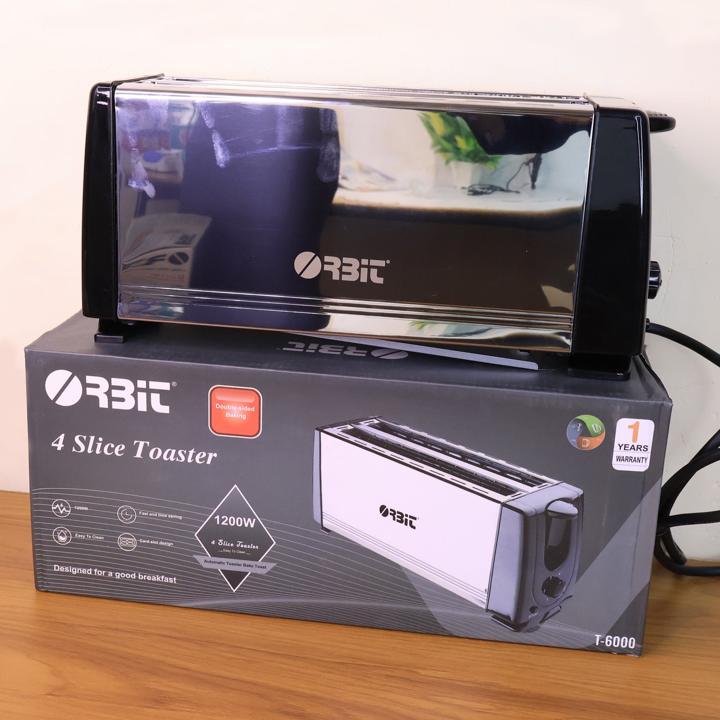 Wukusy Orbit adjustable pop-up toaster with 1200W power, featuring sleek design and control buttons for home kitchen use.