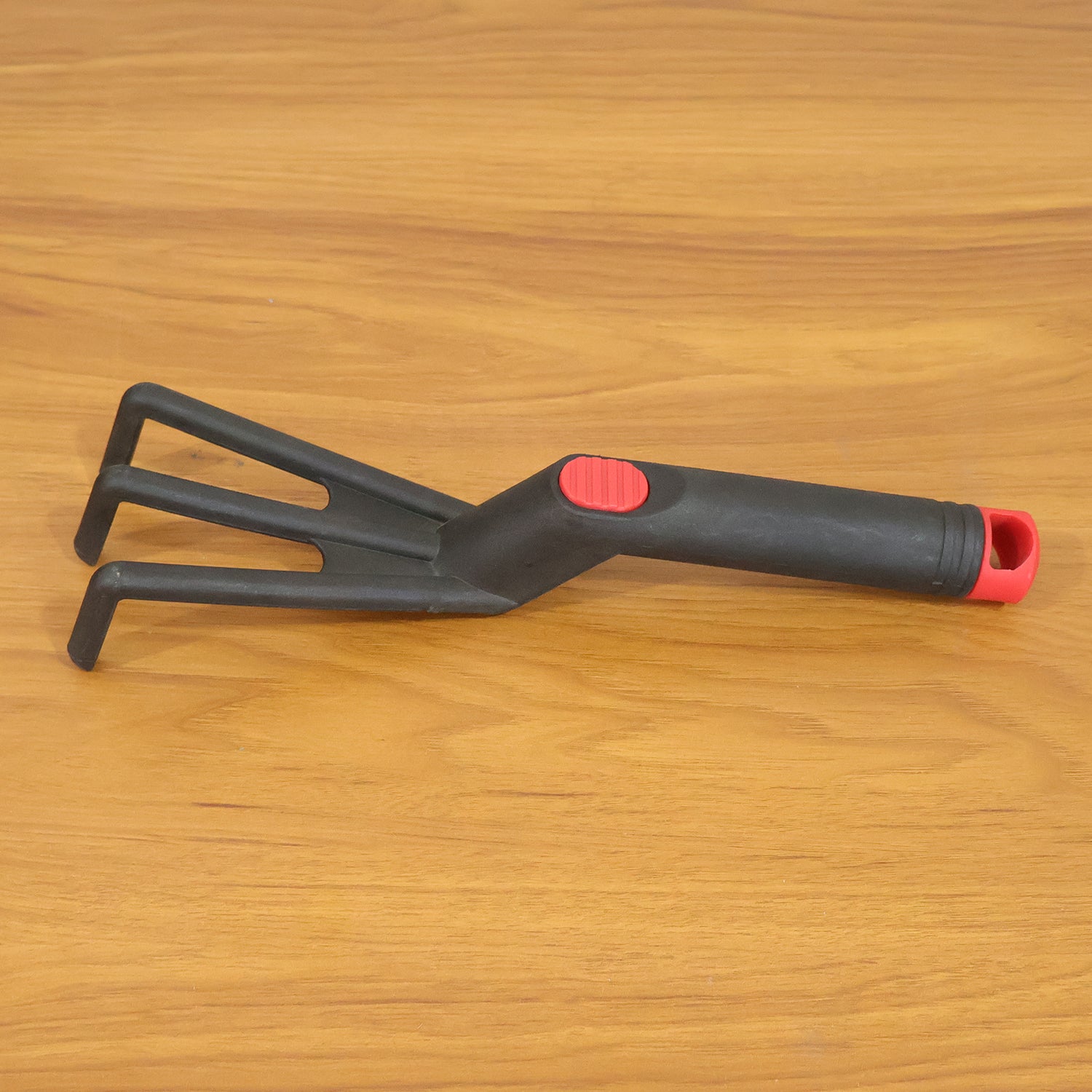 Wukusy plastic hand garden cultivator rake with 27 cm length, ideal for soil aeration and garden planting tasks.