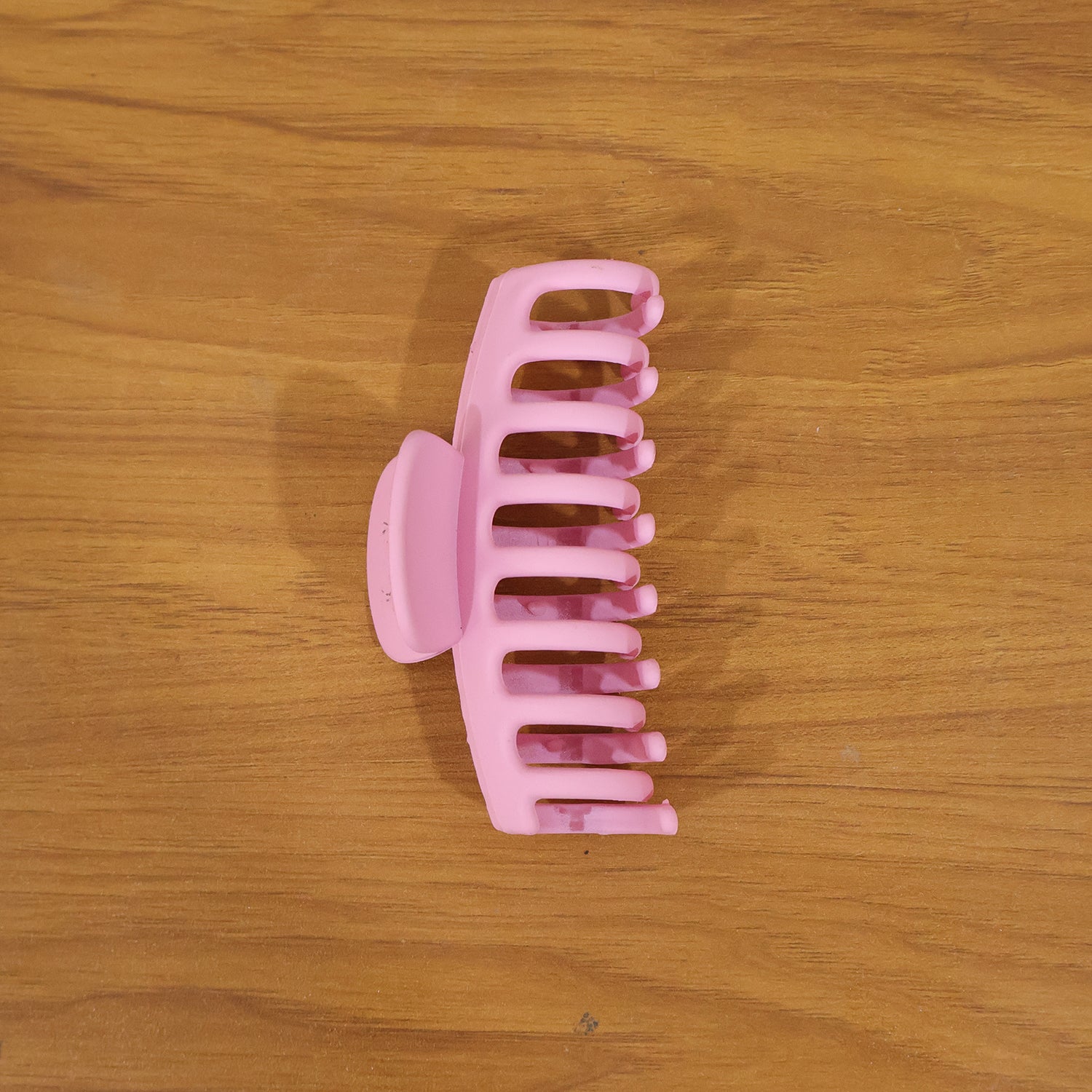 Wukusy elegant strong grip hair claw clip for women, showing a sleek black hair clip with sturdy teeth for secure hold