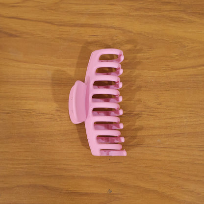 Wukusy elegant strong grip hair claw clip for women, showing a sleek black hair clip with sturdy teeth for secure hold