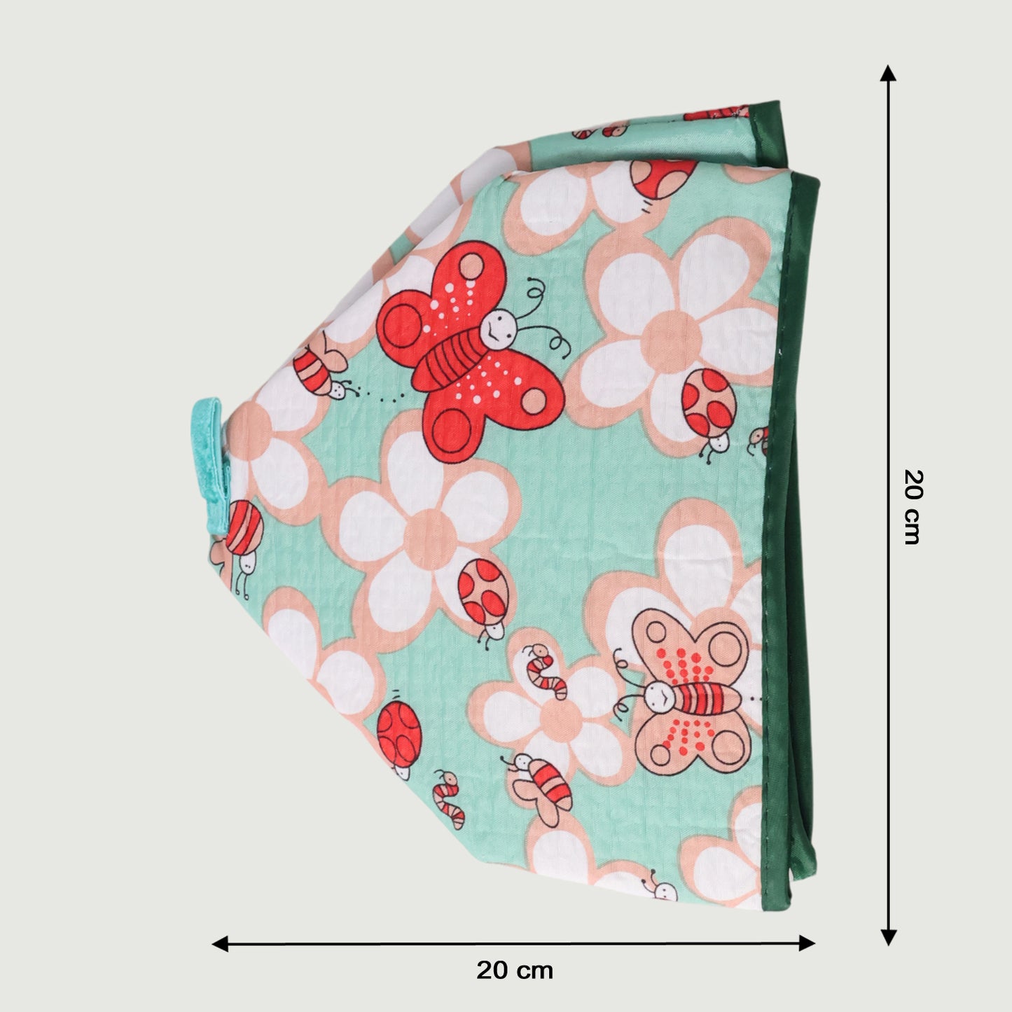 Foldable Wukusy food cover measuring 20x20 cm, protecting dishes from dust and insects, with a lightweight, collapsible design.