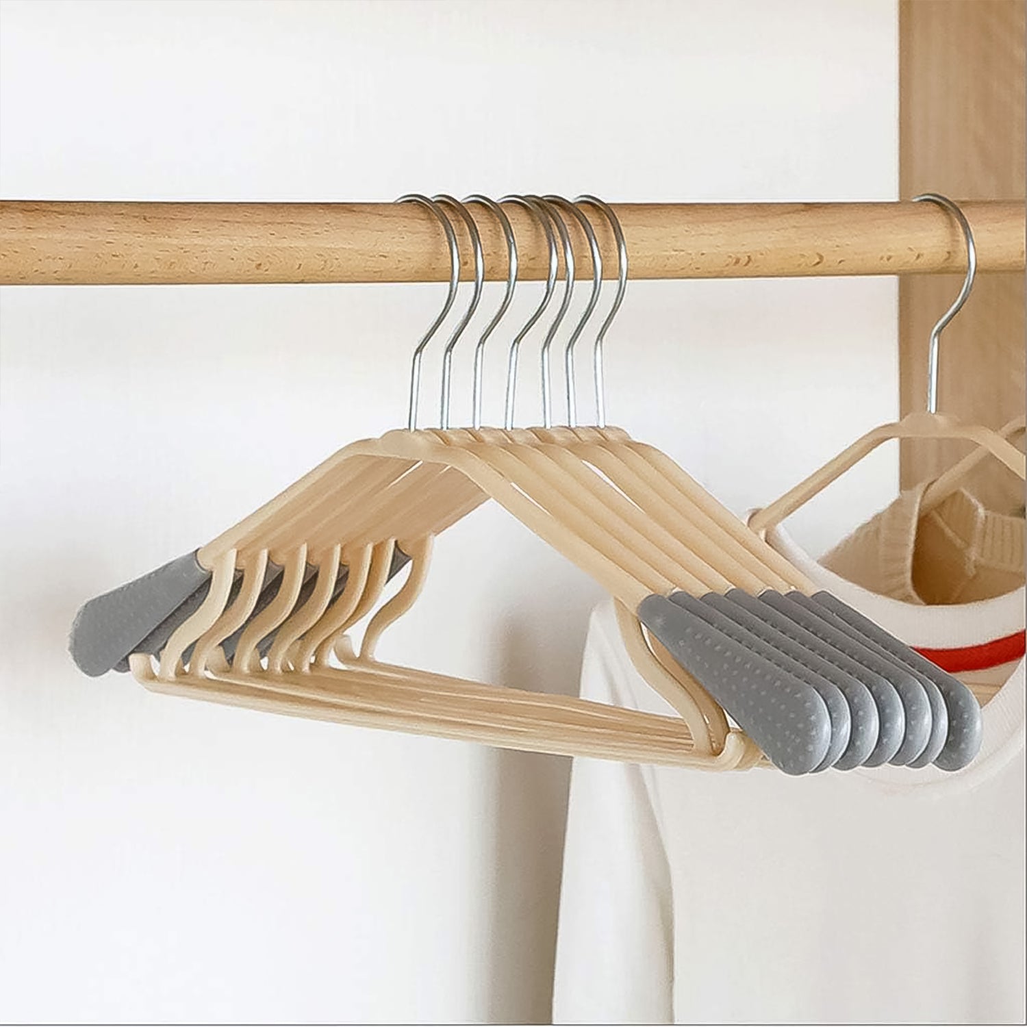 Wukusy PP cloth hanger with zinc-plated steel hook, single home improvement hanger for organizing clothing or fabrics.