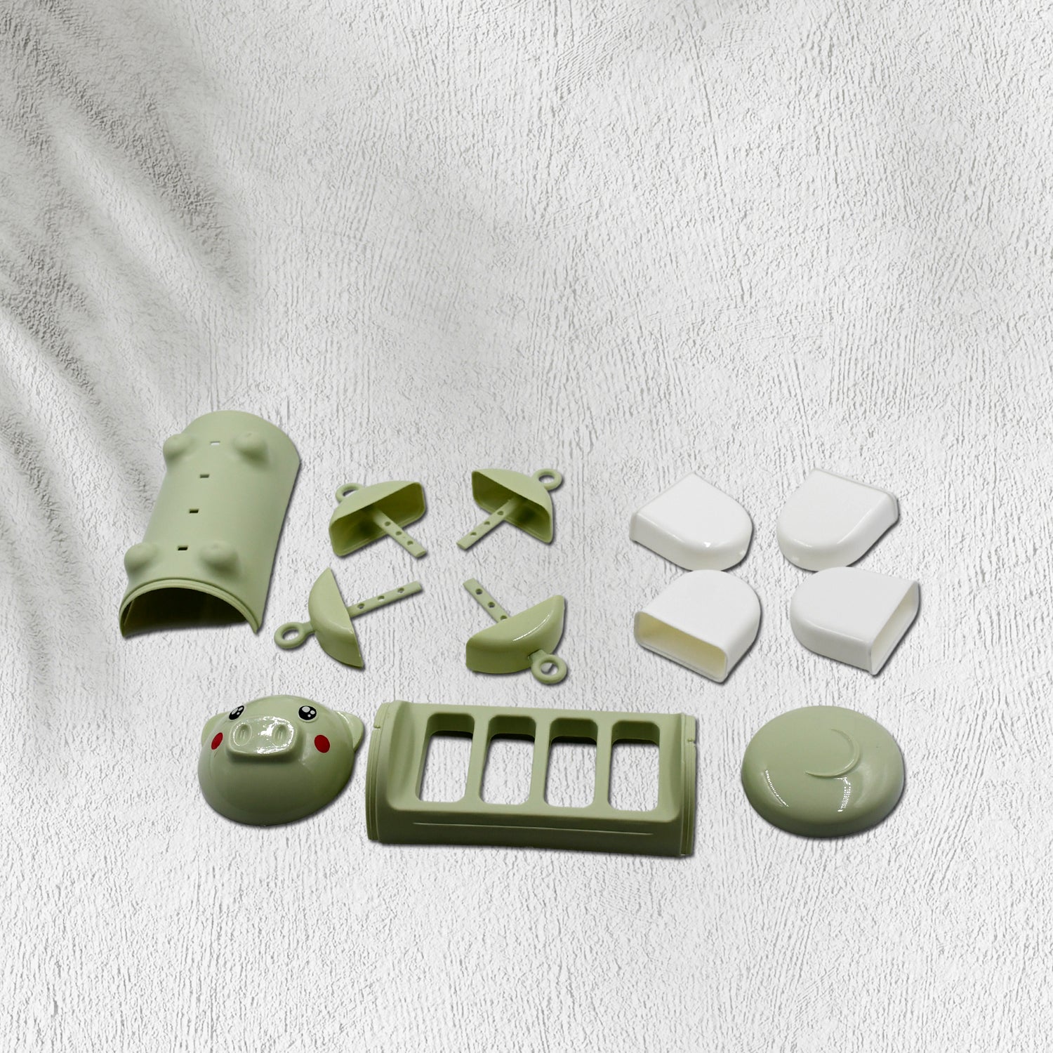 Wukusy pig-shaped plastic ice candy mold set with 4 cups for making ice pops, ice cream, and kulfi treats.