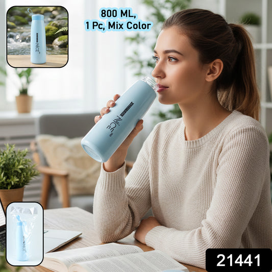 Wukusy plastic water bottle, 800ml capacity, mix of vibrant colors, with a screw-on lid and ergonomic design for on-the-go hydration