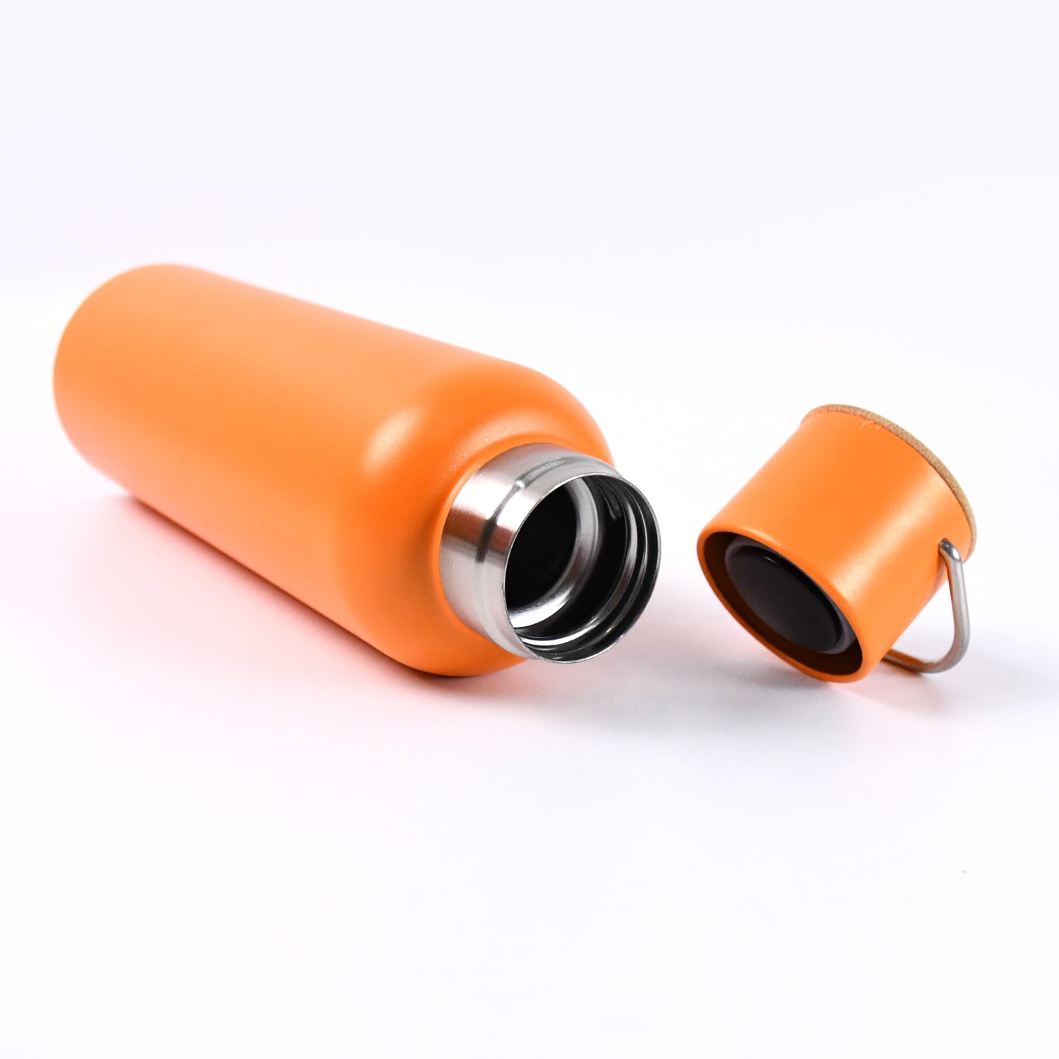 Stainless steel Wukusy 680ml high-quality water bottle, durable kitchen tool with sleek design and leak-proof lid.