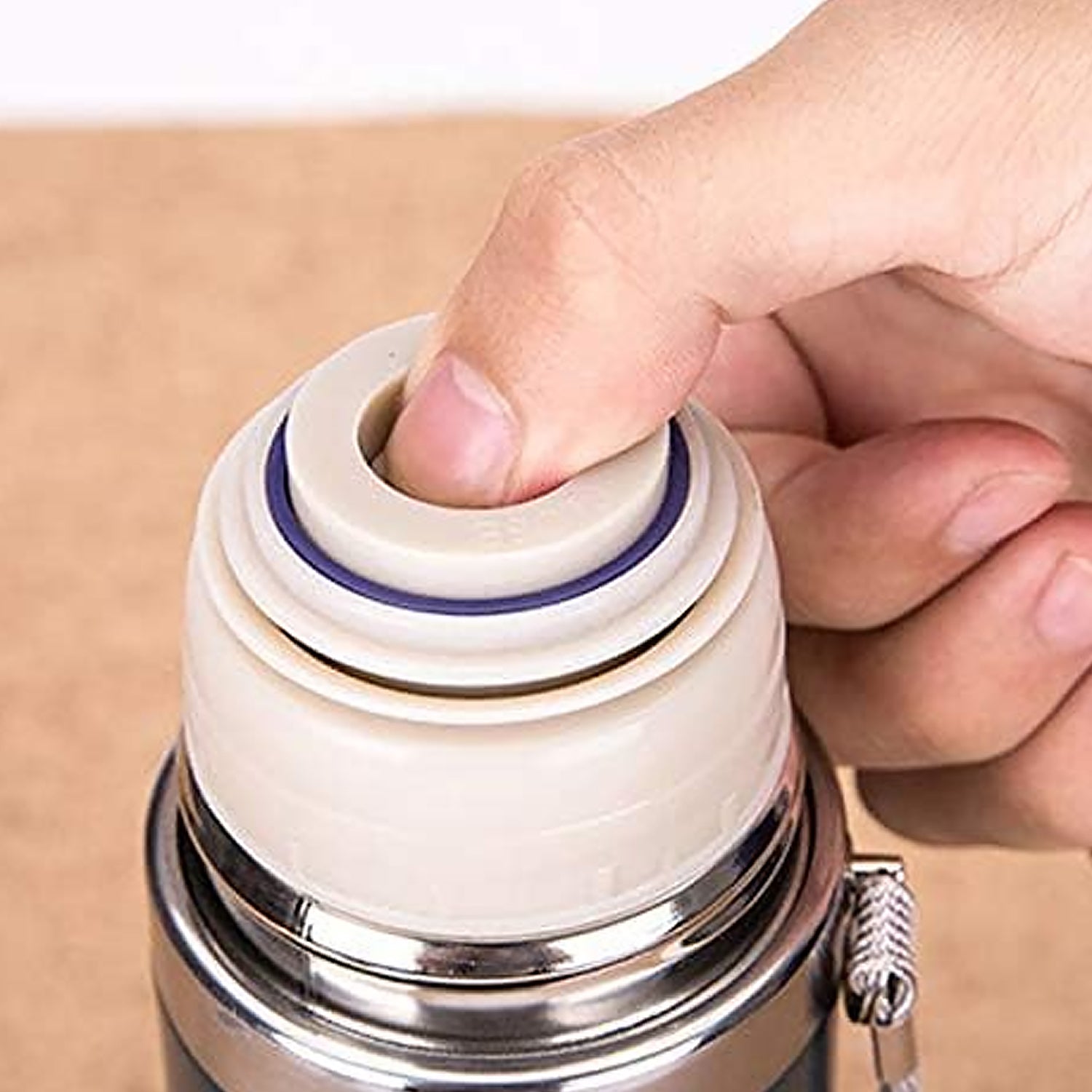 Wukusy 500ml stainless steel vacuum water bottle with leak-proof lid, designed for keeping drinks cold or hot on the go.