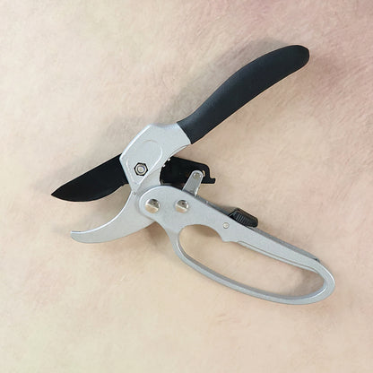 Wukusy gardening shears, 200mm pruning scissors for garden trimming and pruning, shown with sharp blades and ergonomic handles.