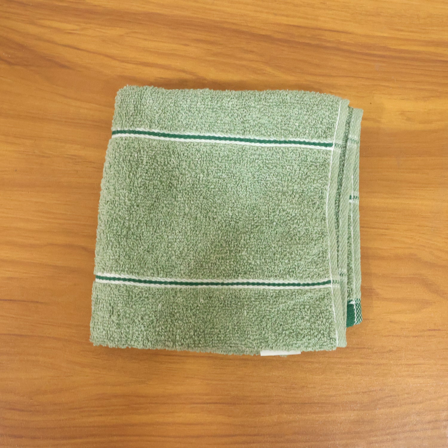 Wukusy soft cotton bath towel, 76x34 cm, showing plush fabric and absorbent texture for versatile bathroom use