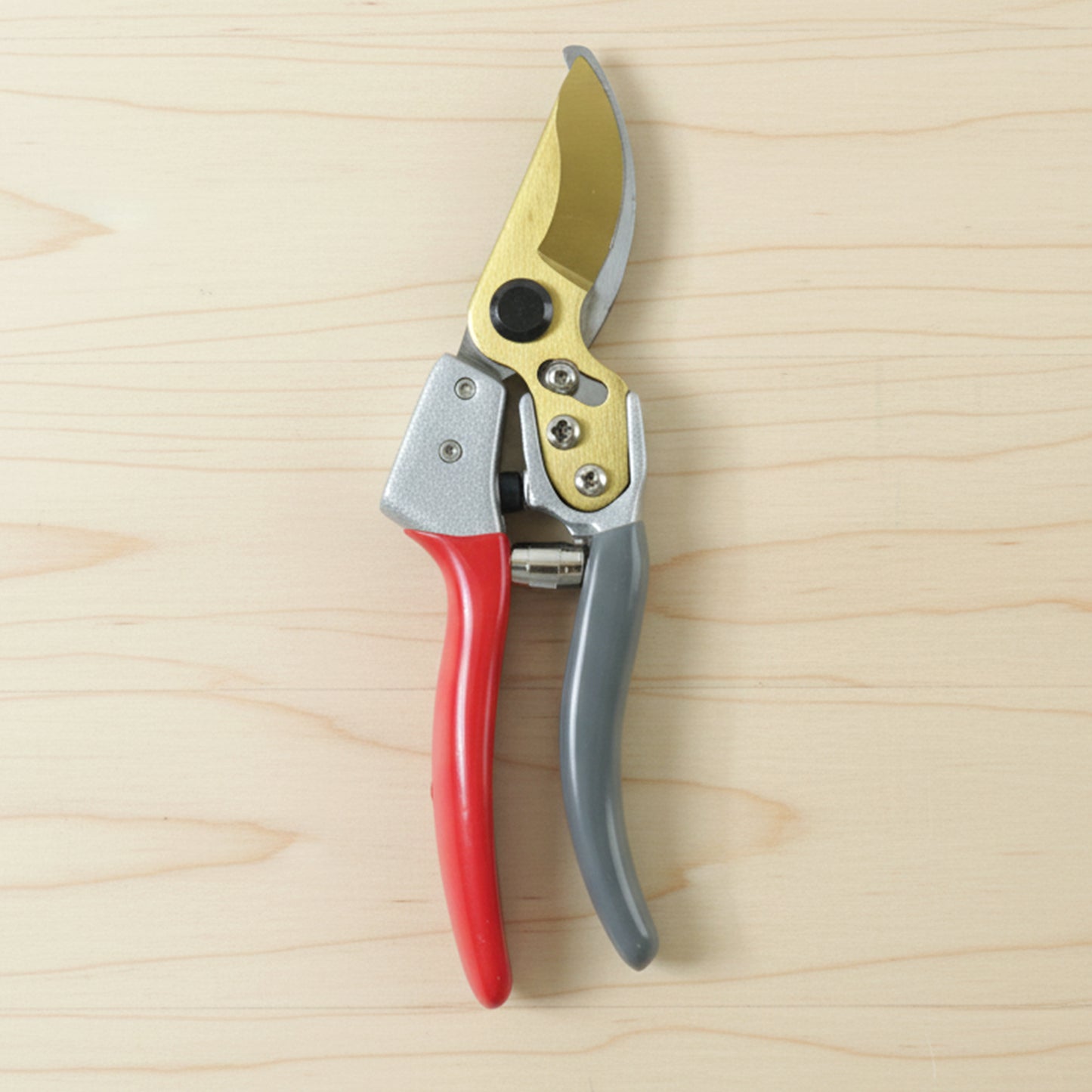 Wukusy 8-inch garden pruners with sharp scissor cutter blades, ideal for trimming plants and pruning in the garden.