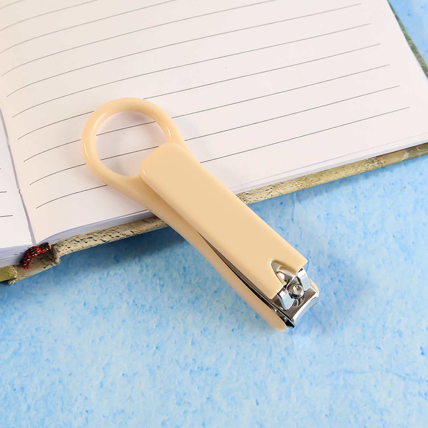 Wukusy ergonomic ring-handle nail clipper with curved cutting edge for precise grooming, positioned on a clean white background.