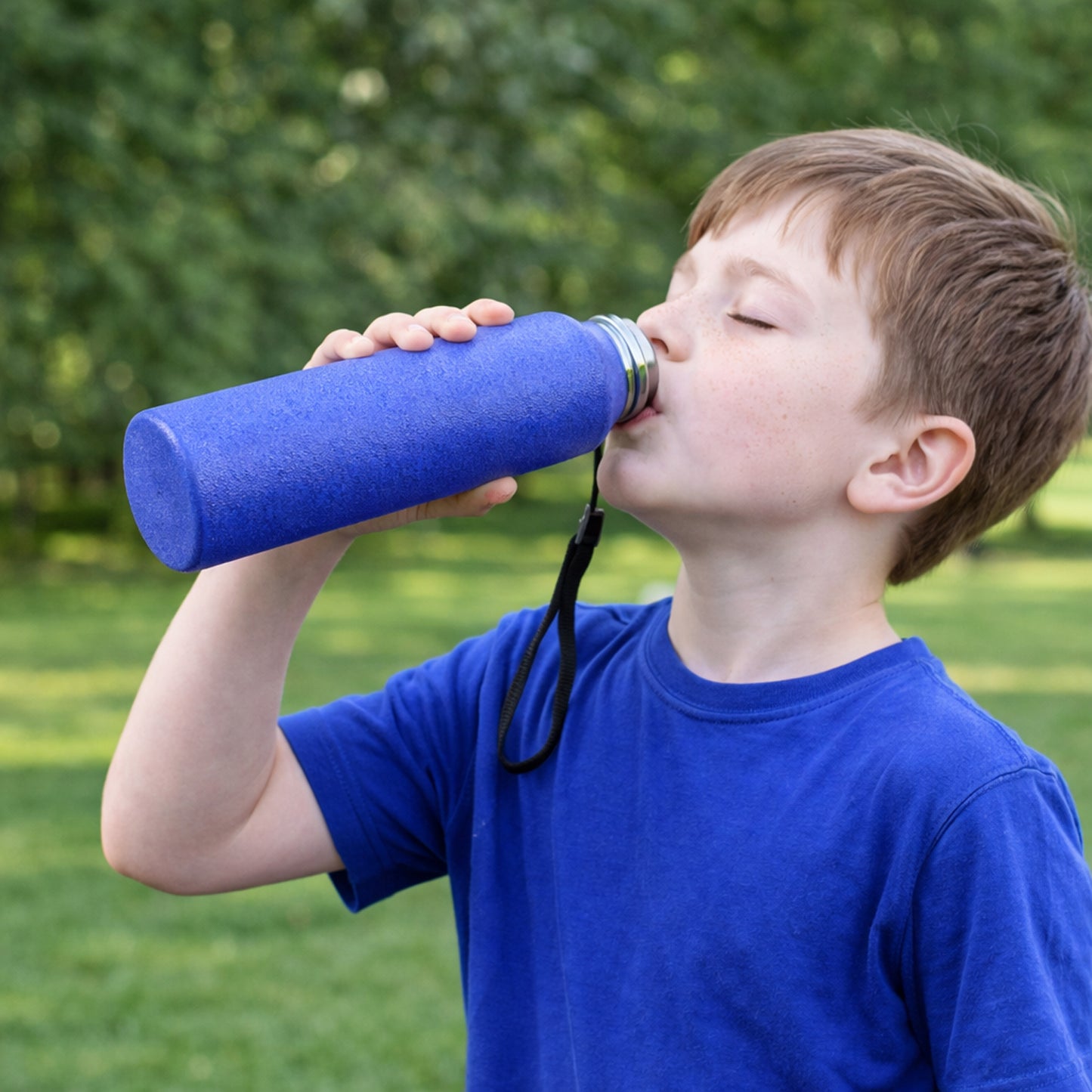Wukusy stainless steel water bottle in blue, 1000ml capacity, featuring a sleek design and secure screw-top lid.