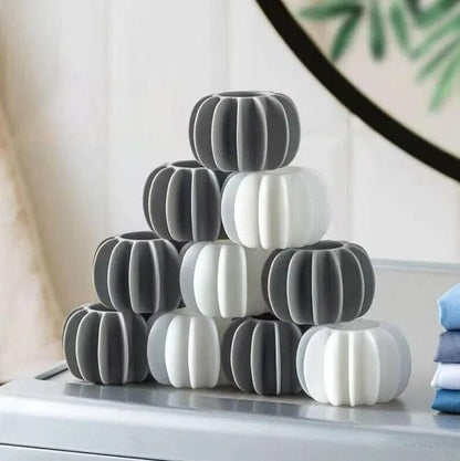 Set of 5 laundry balls for washing machines inside a laundry basket, designed to improve cleaning and fabric care.