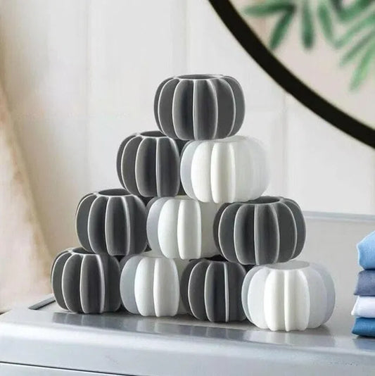Set of 5 laundry balls for washing machines inside a laundry basket, designed to improve cleaning and fabric care.
