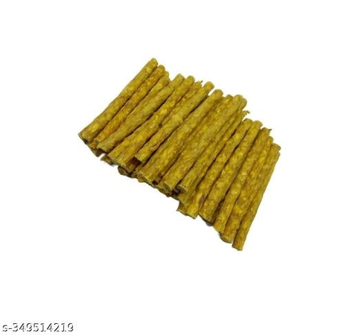 Pet bed with chicken chew sticks for pets, 600 g, from 15929, featuring comfortable fabric and visible chicken chew sticks inside.