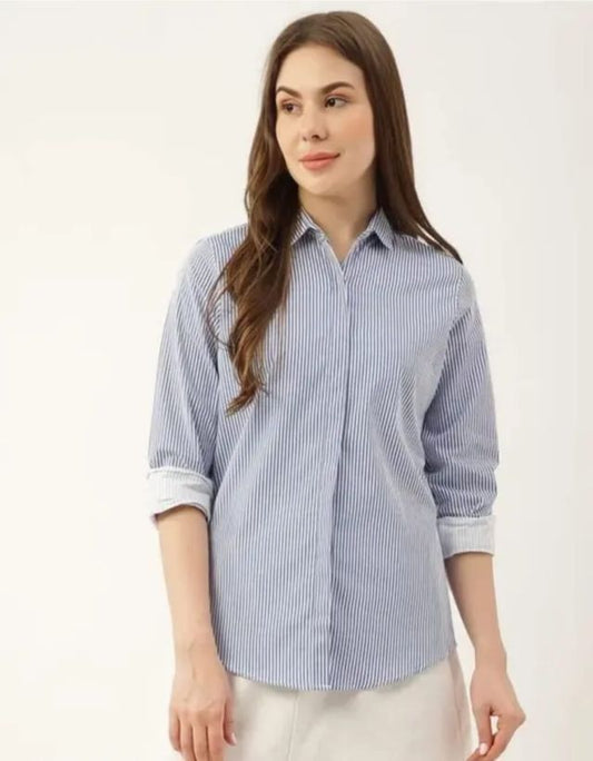Women's oversized fit cotton shirt by 1889, shown in a relaxed fit with a classic collar and long sleeves, in soft white fabric.