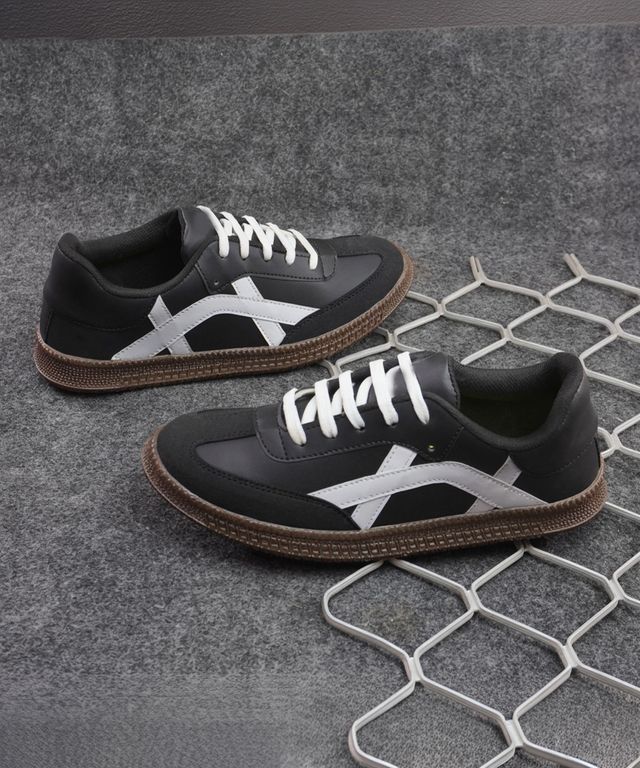 Men's casual running shoes by 1889, sporty and comfortable, suitable for boys and men, with a stylish athletic design.