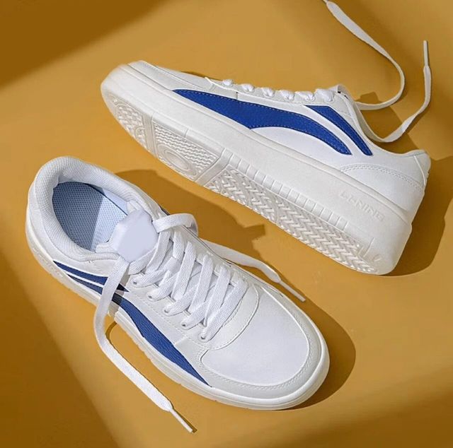 Men's casual sports shoes by 1889, comfortable running and casual style for boys and men, featuring a sleek design and breathable material.