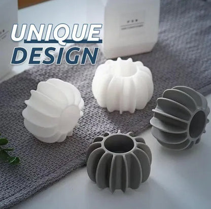 Set of 5 laundry balls for washing machines inside a laundry basket, designed to improve cleaning and fabric care.