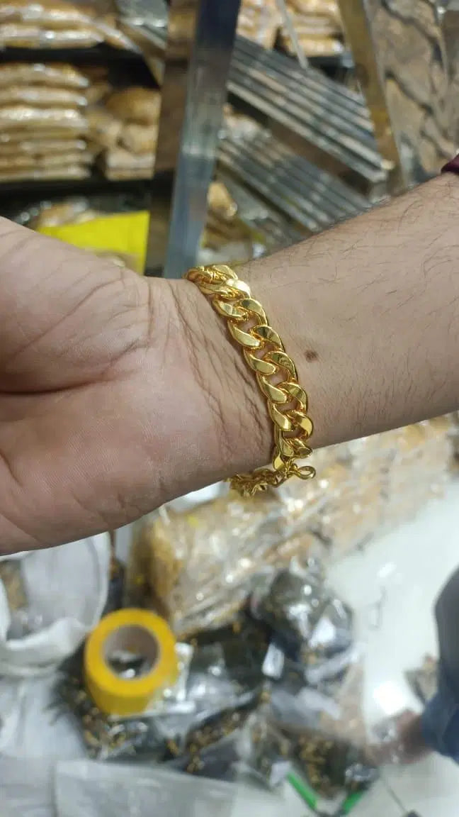 Gold Cuban bracelet for men from 1238, showcasing a sleek, polished men's bracelet with interlocking Cuban links.