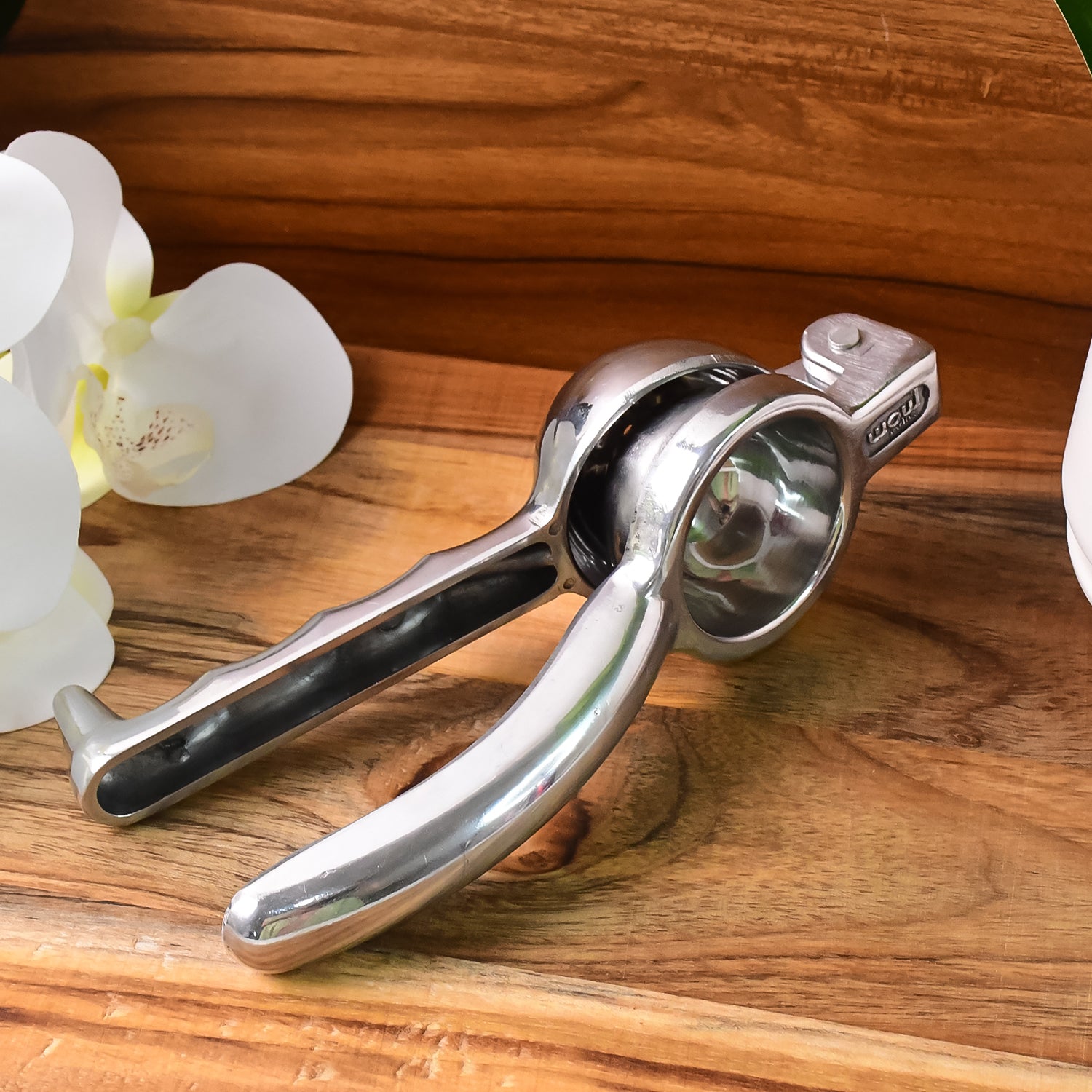 Wukusy Supermom Aluminum Lemon Squeezer showing a close-up of the handheld kitchen tool for fresh lemon juice extraction