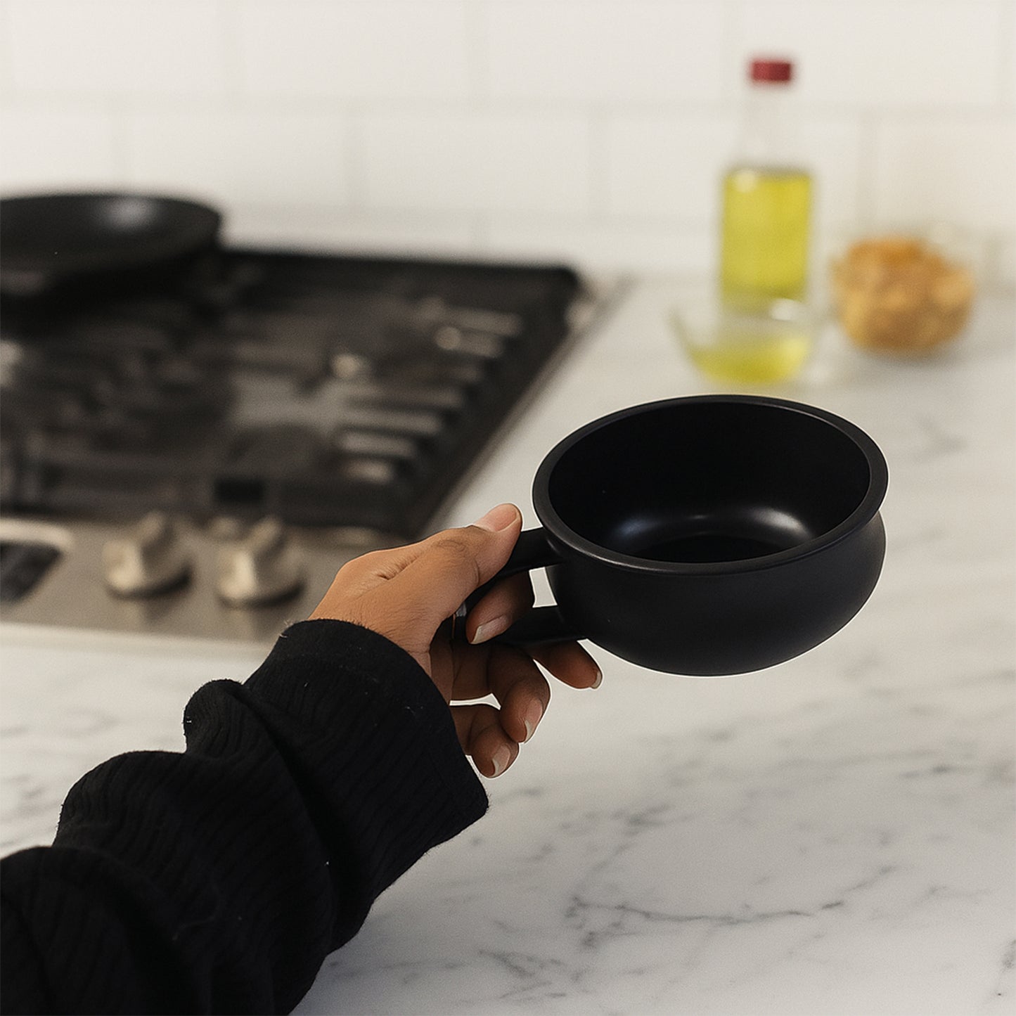 Large-capacity deep handle bowl by Wukusy, ideal for mixing and serving in home and kitchen settings.